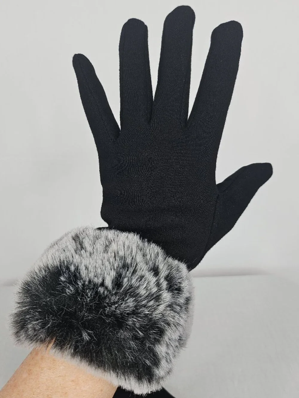 2 Chic Faux Fur Touchscreen Gloves I Black & Gray I Women's Size Small I NWOT